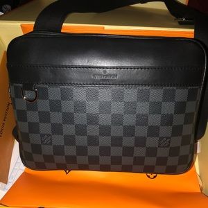 I’m selling this bag I got for my birthday paid 20,000 I’m asking 10,000